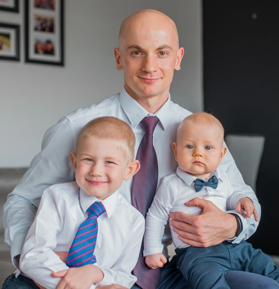 Piotr Ładniak z dwoma synami